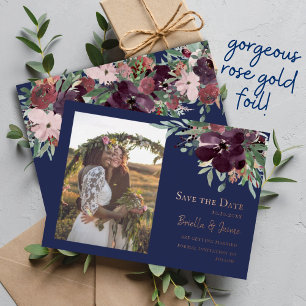 Anuncio de boda floral con toque de ciruela y azul