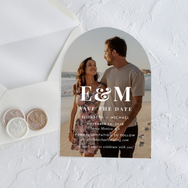 Anuncio de bodas con monograma blanco moderno en f (Make your day unforgettable with stunning arched acrylic save the dates—modern, elegant, unique!)