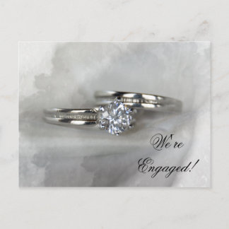 Anuncio de Compromiso con Anillos de Boda en Gris