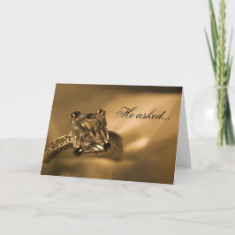 Anuncio de compromiso con sortija de diamante tall