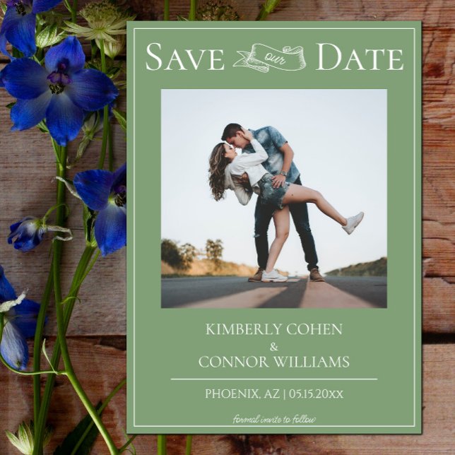 Anuncio de Compromiso de Foto Moderna Verde Musgo (Moss Green Modern Photo Save the Date)