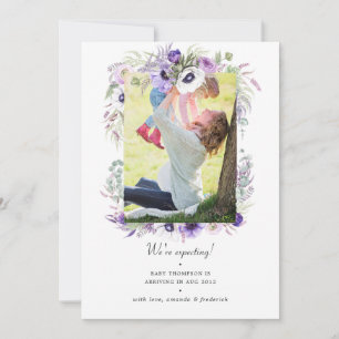 Anuncio de embarazo con foto floral pastel violeta