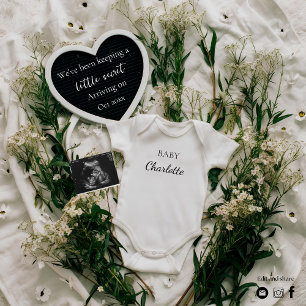 Anuncio de embarazo con tema floral neutral