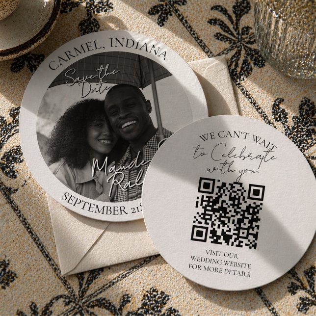 Anuncio de Fecha de Boda en Círculo en Blanco y Ne (Modern Black and White Circle Photo Save the Date)