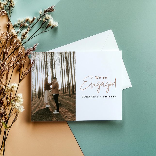 Anuncio de fiesta de compromiso con foto (Stylish “We’re Engaged” photo announcement card! Featuring a contemporary design.)