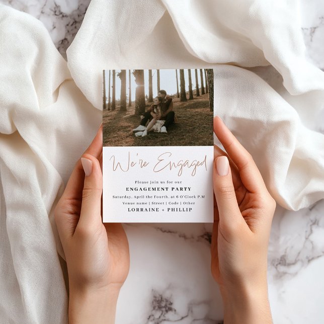 Anuncio de fiesta de compromiso minimalista (Contemporary “We’re Engaged” 2-Photo Invitation.)