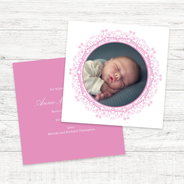 Anuncio de foto de bebé con flores rosadas elegant (Elegant pink floral baby announcement with soft blush tones and newborn photo)