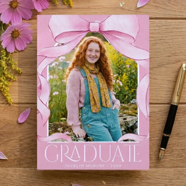 Anuncio de foto de graduación con lazo rosa de mod (Trendy Pink Bow Graduation Photo Announcement)