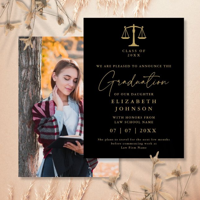 Anuncio de foto de graduación de derecho en negro  (Black And Gold Law Graduation Photo Announcement)