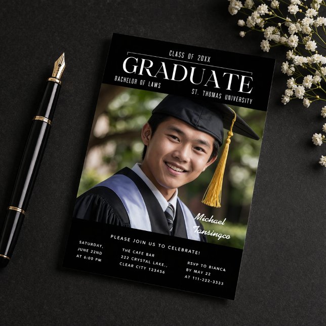 Anuncio de Foto de Graduación de Oro Negro (Black gold graduation invitation with photo Class of 2026 modern editorial design)
