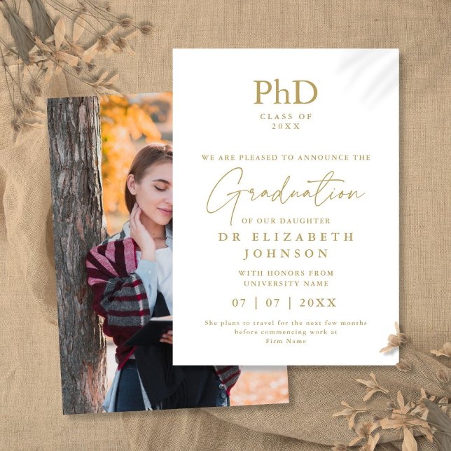 Anuncio de foto de título de doctorado elegante en (Gold Elegant PhD Degree Photo Announcement)