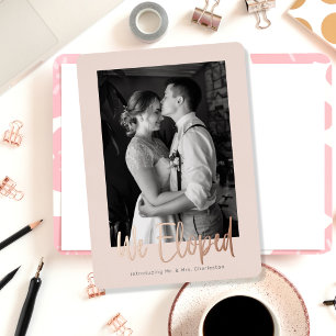 Anuncio de fuga romántica con encabezado de foil r
