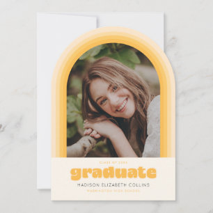 Anuncio de graduación con arco a rayas retro amari