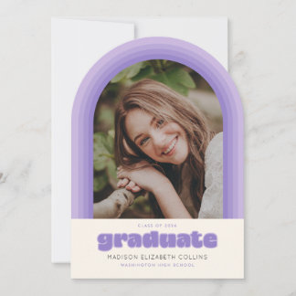 Anuncio de graduación con arco de rayas retro púrp