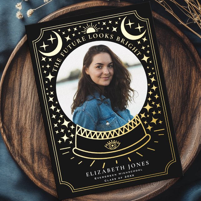 Anuncio de graduación con bola de cristal bruja (Subido por el creador)