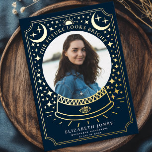 Anuncio de graduación con bola de cristal mágica