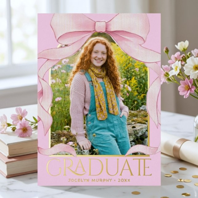 Anuncio de graduación con cinta rosa de moda en pa (Trendy Pink Bow Graduation Photo Foil Announcement)