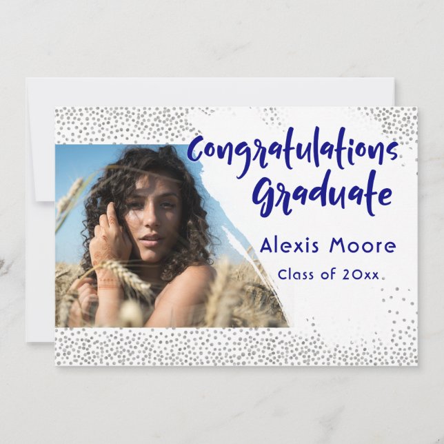 Anuncio de graduación con confeti plateado y texto (Anverso)