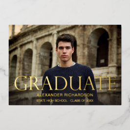 Anuncio de graduación con foto de graduado y foil