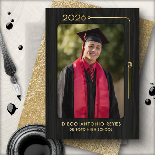 Anuncio de graduación con foto de hombre con borla