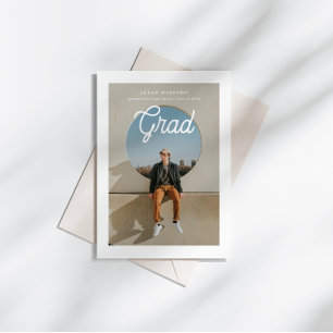 Anuncio de graduación con foto de letra script Mon