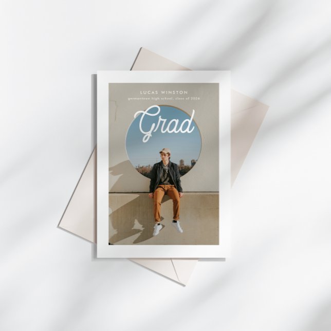 Anuncio de graduación con foto de letra script Mon (Subido por el creador)