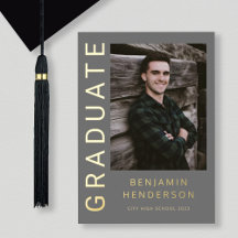 Anuncio de graduación con foto de niño gris y hoja
