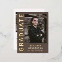 Anuncio de graduación con foto de niño marrón y ho