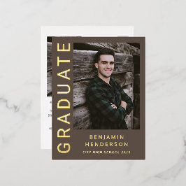 Anuncio de graduación con foto de niño marrón y ho