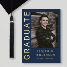 Anuncio de graduación con foto de niño y hoja de o