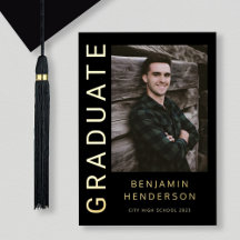 Anuncio de graduación con foto de niño y hoja de o
