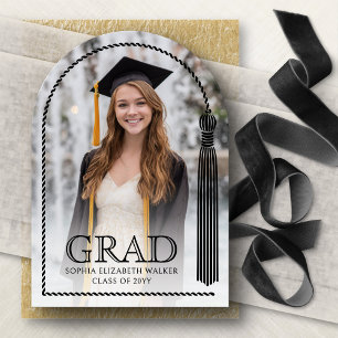 Anuncio de graduación con foto del arco de borla
