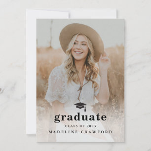 Anuncio de graduación con foto simple de gorra y b