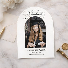 Anuncio de graduación con foto y texto arqueado