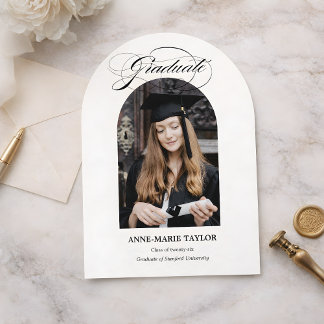 Anuncio de graduación con foto y texto arqueado
