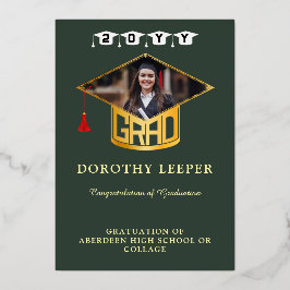 Anuncio de graduación con gorra de graduación dora