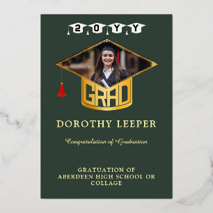 Anuncio de graduación con gorra de graduación dora