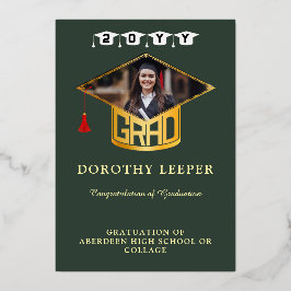Anuncio de graduación con gorra y foto de graduado