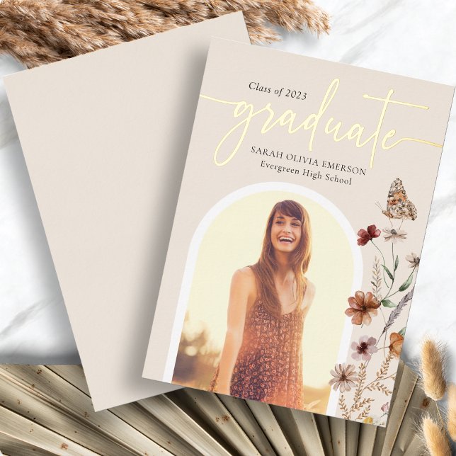 Anuncio de graduación con lámina Boho (Boho Wildflower Foil Graduation Announcement with Butterfly by Painted Paperie
)