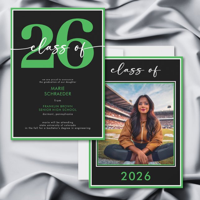 Anuncio de graduación con letra verde moderna (Modern Green Script Graduation Announcement)