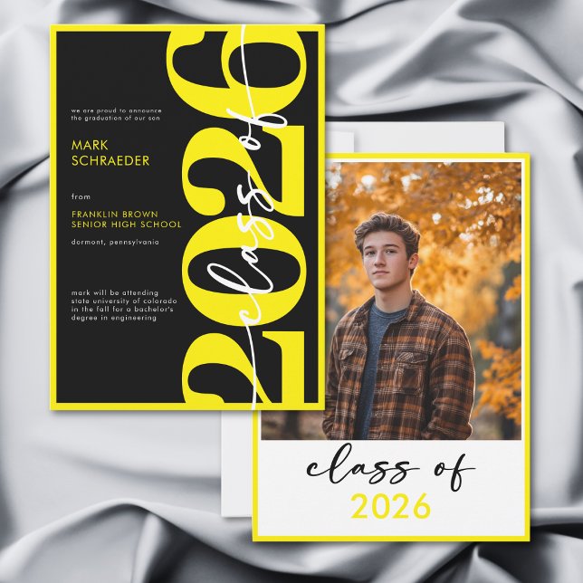 Anuncio de graduación con tipografía amarilla mode (Modern Yellow Typography Graduation Announcement)
