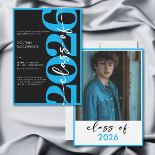 Anuncio de graduación con tipografía azul moderna