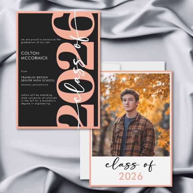 Anuncio de graduación con tipografía melocotón mod (Modern Peach Typography Graduation Announcement)