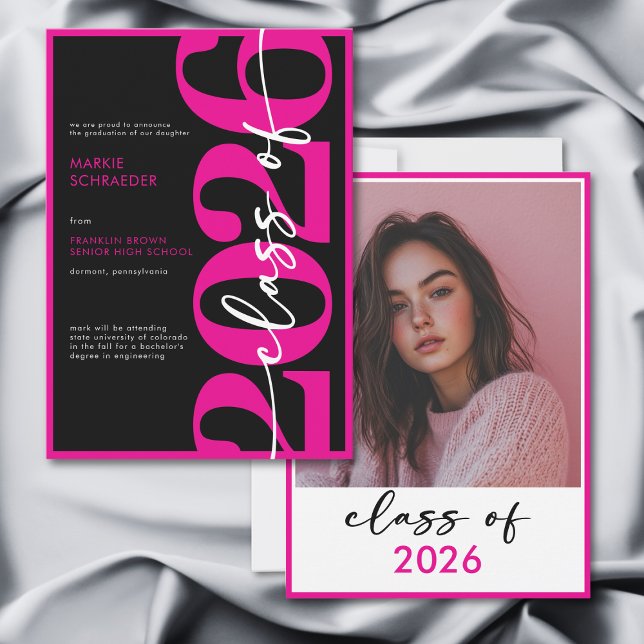 Anuncio de graduación con tipografía rosa moderna (Modern Pink Typography Graduation Announcement)