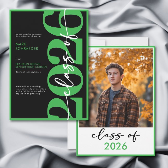 Anuncio de graduación con tipografía verde moderna (Modern Green Typography Graduation Announcement)