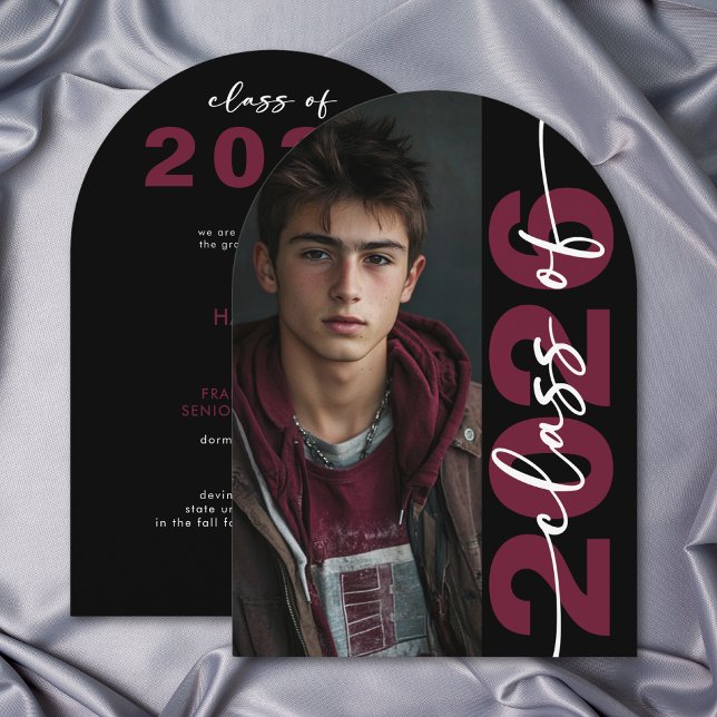 Anuncio de graduación de arco de tipografía modern (Modern Burgundy Typography Arch Grad Announcement)