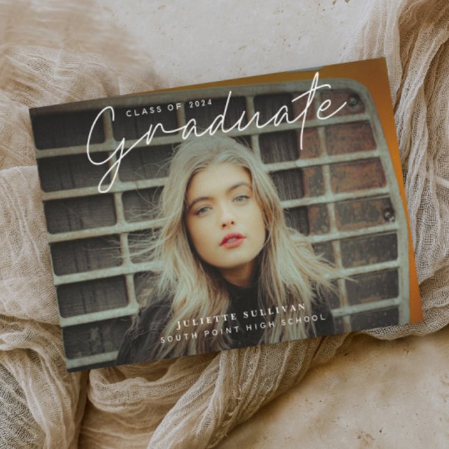 Anuncio de Graduación de Foto con Letra Simple (Elegant modern script graduate photo graduation invitation announcement.)