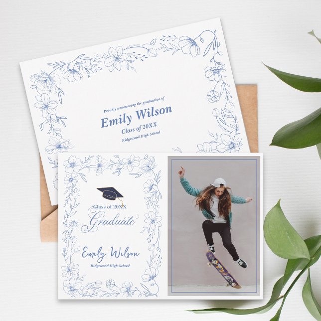 Anuncio de graduación de foto floral azul 2026 (Class of 2026 Blue Floral Photo Graduation Announcement Flat Card)