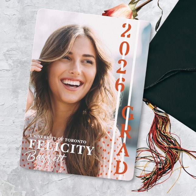 Anuncio de Graduación de Foto Moderna Clase de 202 (Modern photo graduation announcement with vertical 2026 grad design and customizable details.)