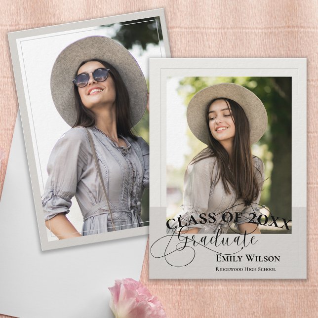 Anuncio de Graduación de Foto Moderna Neutral (Class of 20XX Photo Graduation Announcement Card | Neutral Modern Elegant Design)